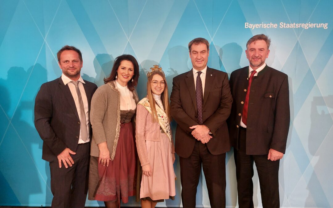 Deutsche Mostkönigin Lisa I. zu Gast in der Staatskanzlei! – Produktköniginnen zu Gast in München