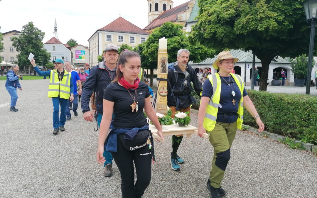 Lallinger ziehen zum 190. Mal auf den Altöttinger Kapellplatz ein