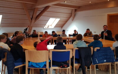 Grundschüler der Klasse 4 a besuchen Bürgermeister Reitberger im Lallinger Rathaus