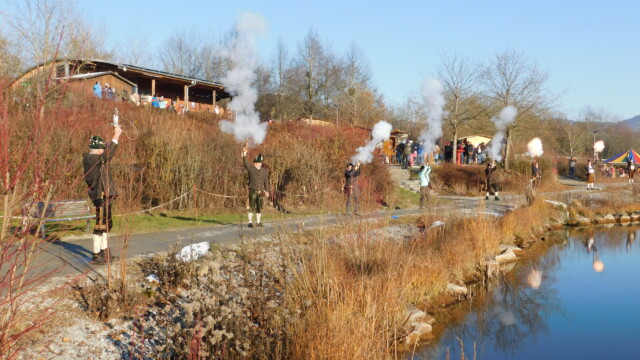 Die Böllergruppe der Winkler Schützen Lalling eröffneten bei strahlendem Sonnenschein mit Böllerschüssen den diesjährigen Wichtelmarkt im zauberhaften Ambiente um den Lallinger Kurparksee.