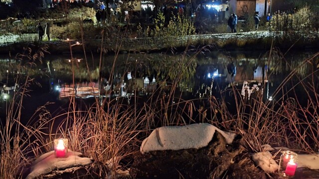 Nach Einbruch der Dunkelheit spiegelten sich die Beleuchtungen an den Verkaufshütten im Kurparksee.