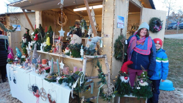 Eine von zahlreichen Verkaufshütten, die mit Liebe zum Detail dekoriert worden waren.