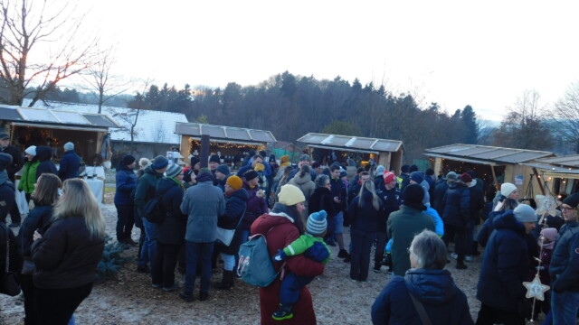 Dichtes Gedränge herrschte insbesondere vor den Verpflegungsständen der Lallinger Ortsvereine.