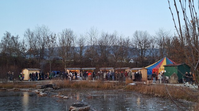 Auch an den Verkaufshütten neben dem Wichtelzelt drängten sich die Besucher, nach der kalten Nacht war der See mit einer dünnen Eisschicht überzogen.